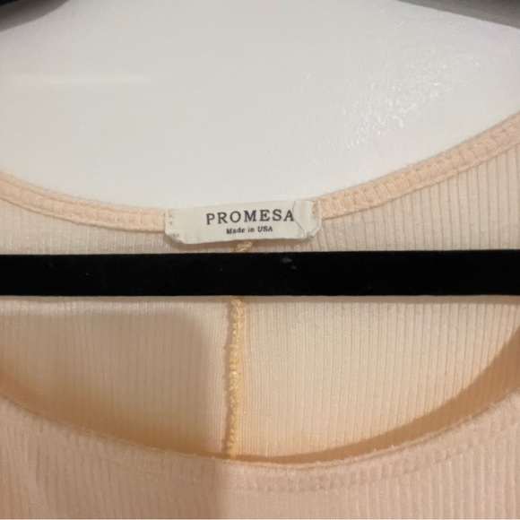Promesa shoulder cut-out top - Picture 2 of 3